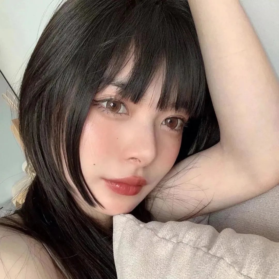 一位站立的人